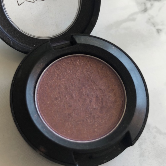 🌼 2/$15 Mac eyeshadow - Picture 4 of 6